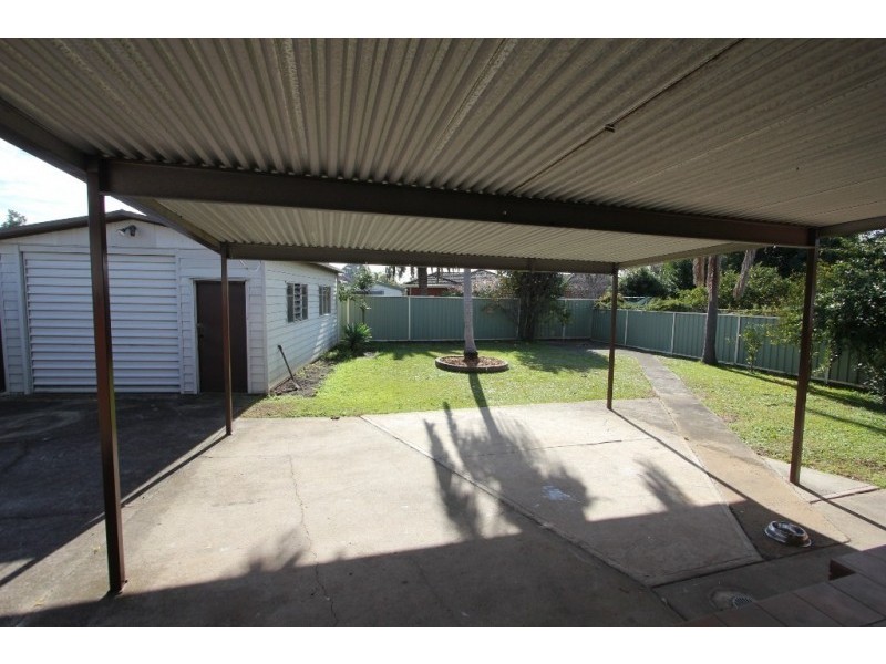 27 Hillcrest Ave, Moorebank NSW 2170
