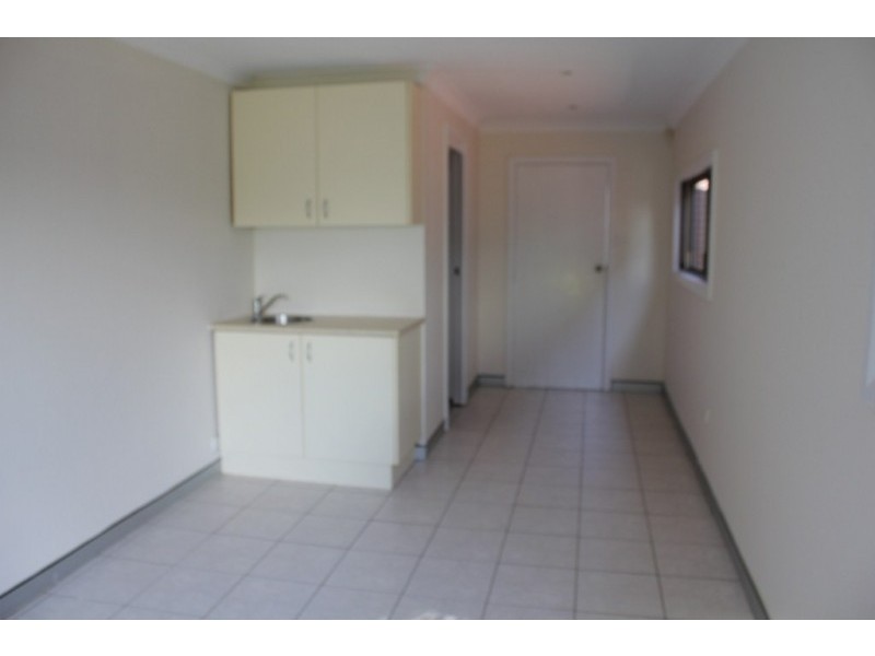 27 Hillcrest Ave, Moorebank NSW 2170