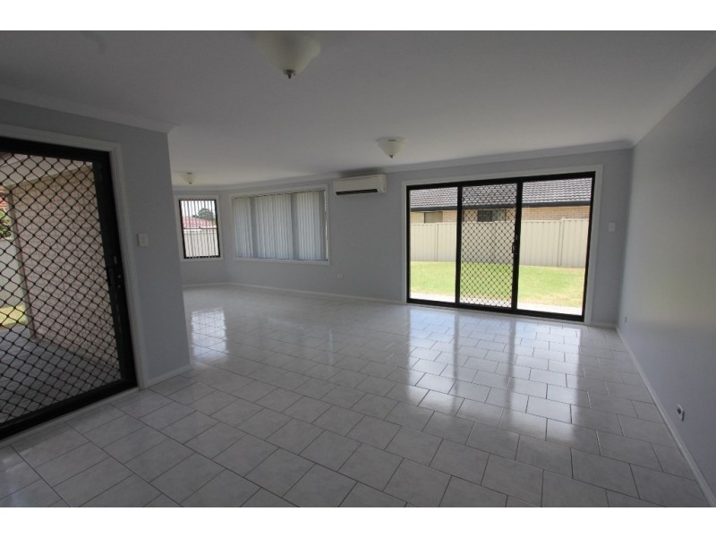 24 Lysander Ave, Rosemeadow NSW 2560