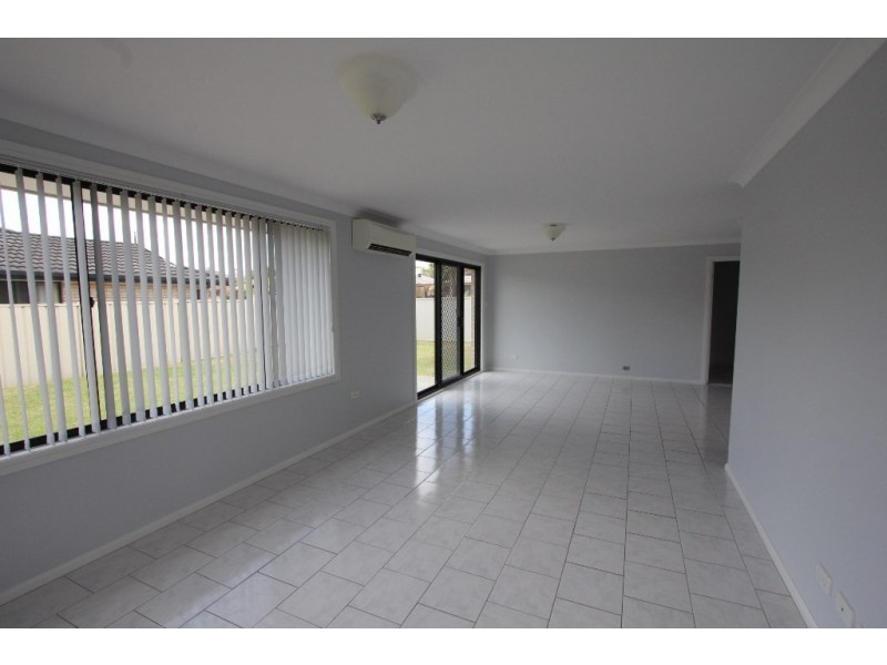 24 Lysander Ave, Rosemeadow NSW 2560