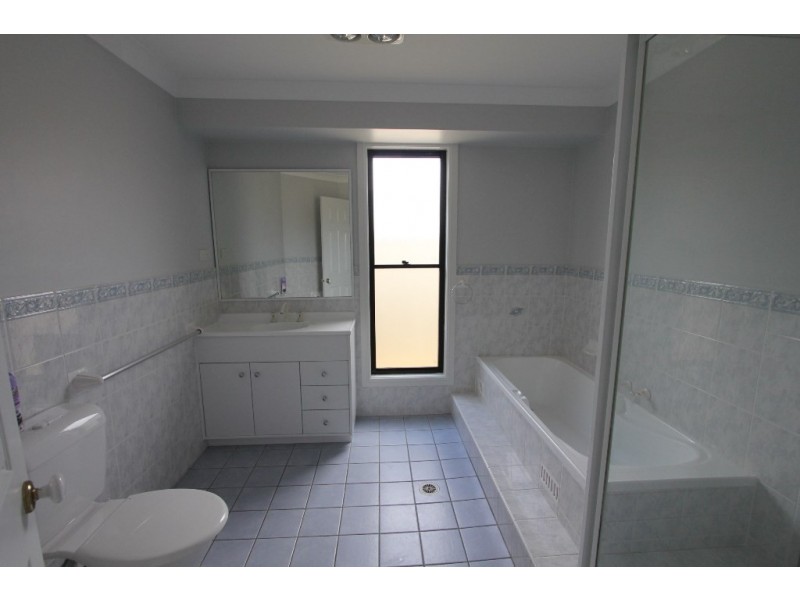 24 Lysander Ave, Rosemeadow NSW 2560