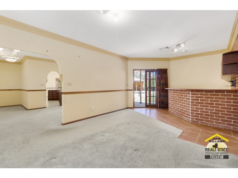 21 Benwerrin Crescent, Grasmere NSW 2570