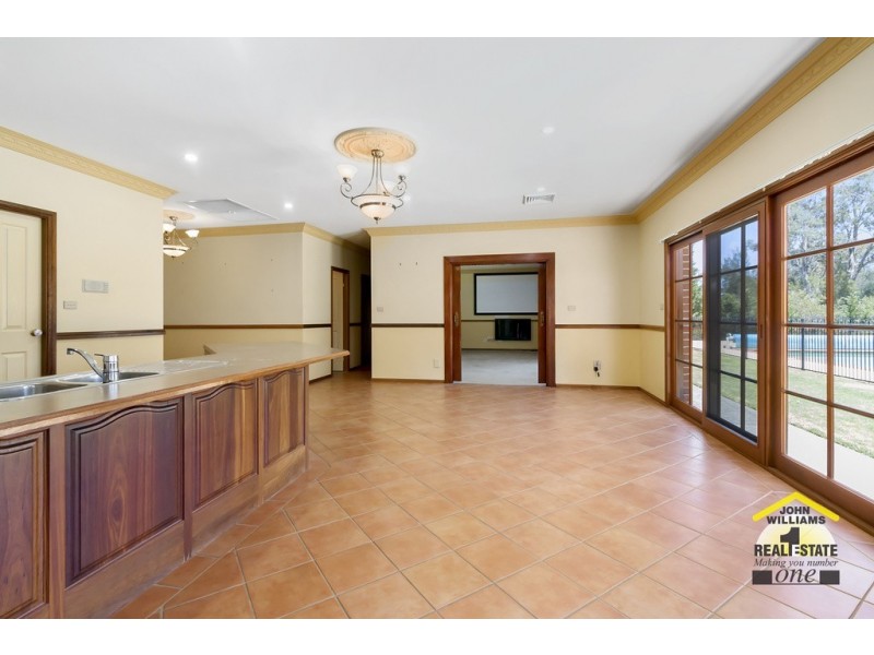 21 Benwerrin Crescent, Grasmere NSW 2570