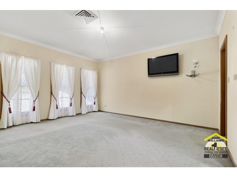 21 Benwerrin Crescent, Grasmere NSW 2570