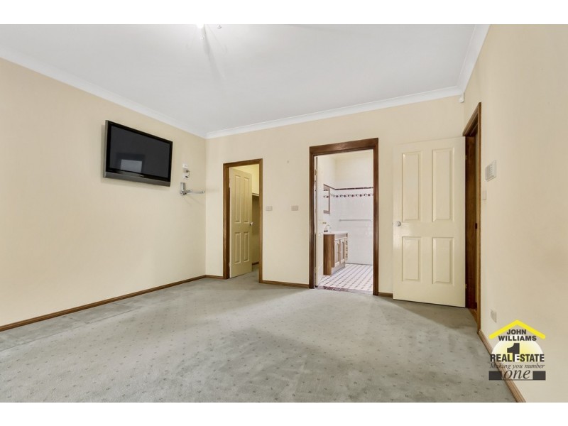 21 Benwerrin Crescent, Grasmere NSW 2570