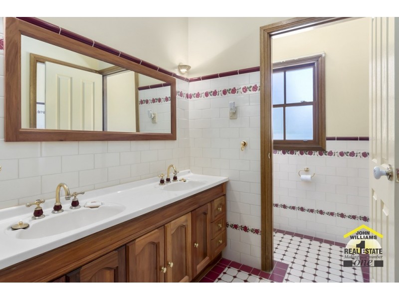 21 Benwerrin Crescent, Grasmere NSW 2570