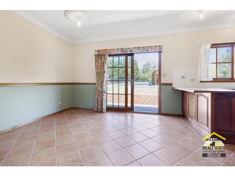 21 Benwerrin Crescent, Grasmere NSW 2570
