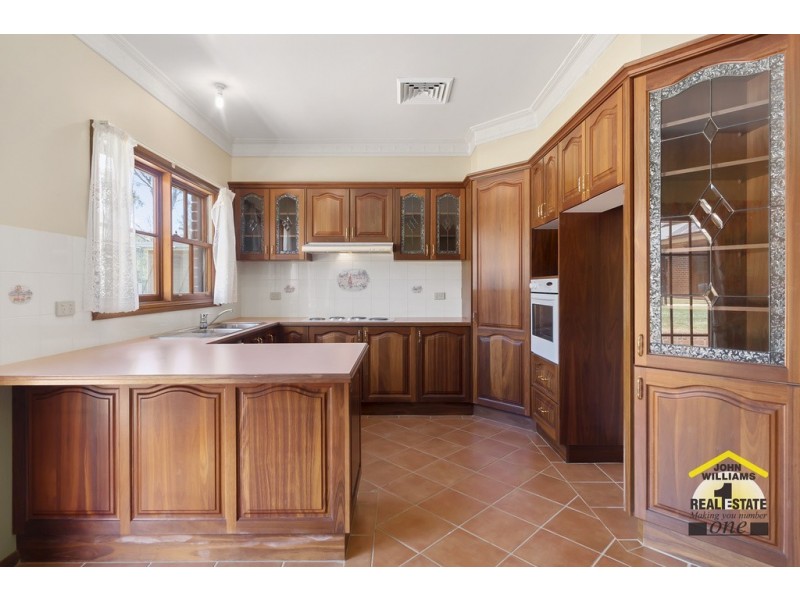 21 Benwerrin Crescent, Grasmere NSW 2570