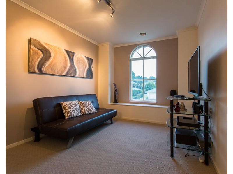 17 AVONDALE DRIVE, Wodonga VIC 3690