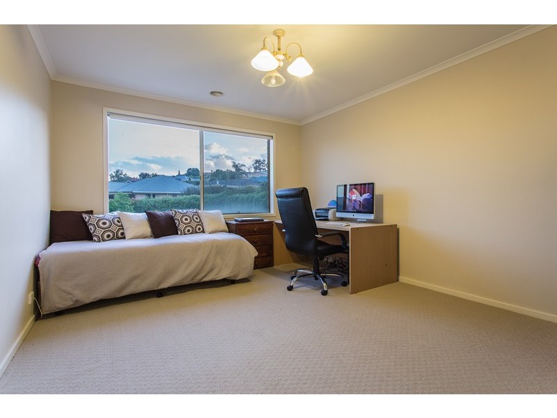 17 AVONDALE DRIVE, Wodonga VIC 3690