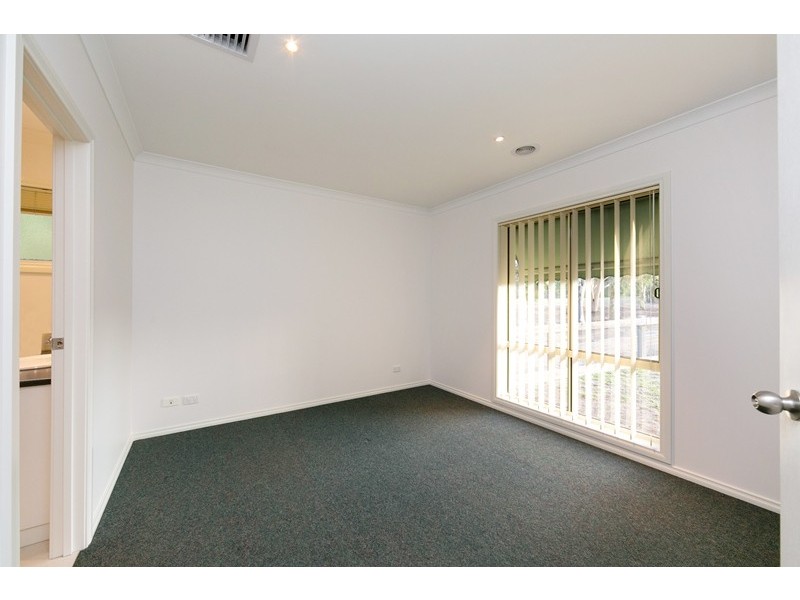 8 CROMER FAIRWAY, Wodonga VIC 3690