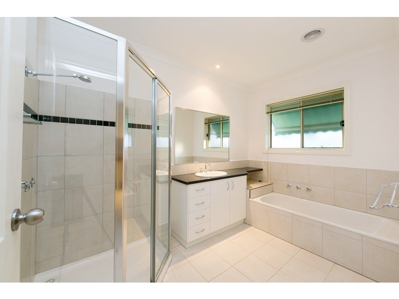 8 CROMER FAIRWAY, Wodonga VIC 3690