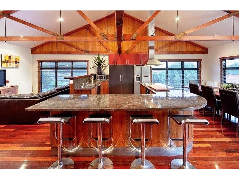 18 AVONDALE DRIVE, Wodonga VIC 3690