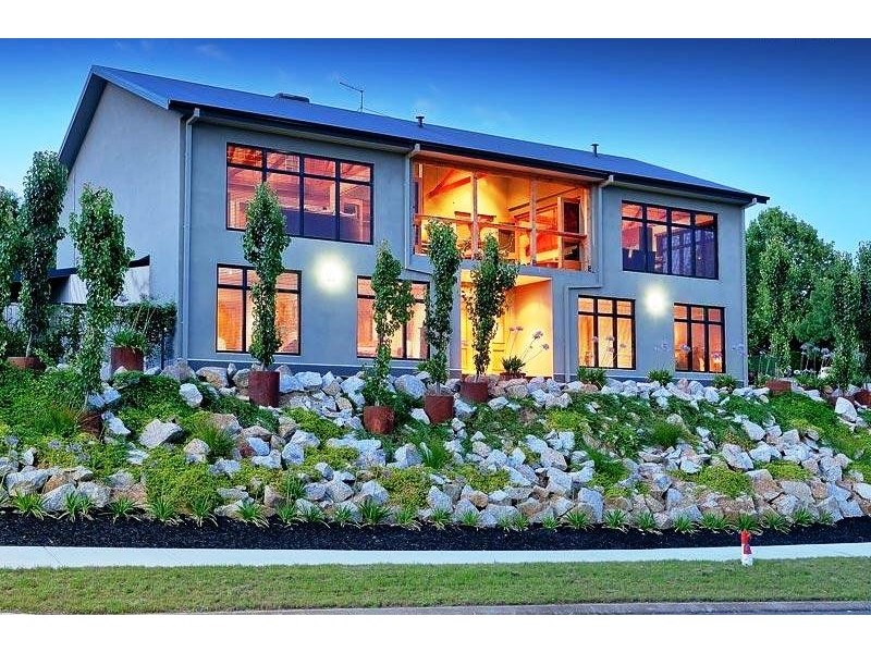 18 AVONDALE DRIVE, Wodonga VIC 3690