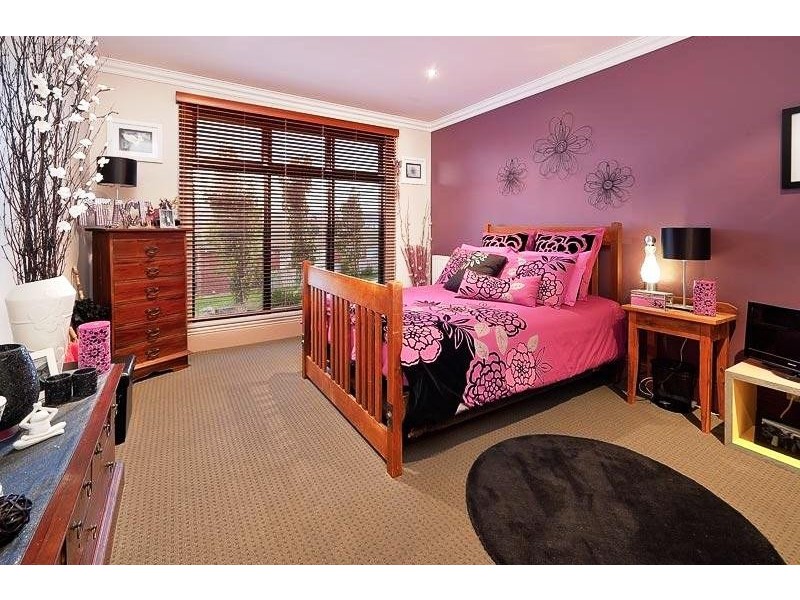 18 AVONDALE DRIVE, Wodonga VIC 3690