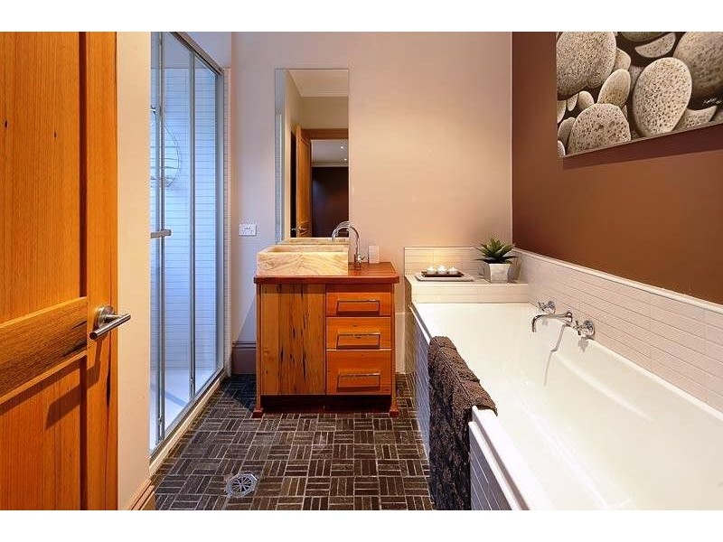 18 AVONDALE DRIVE, Wodonga VIC 3690