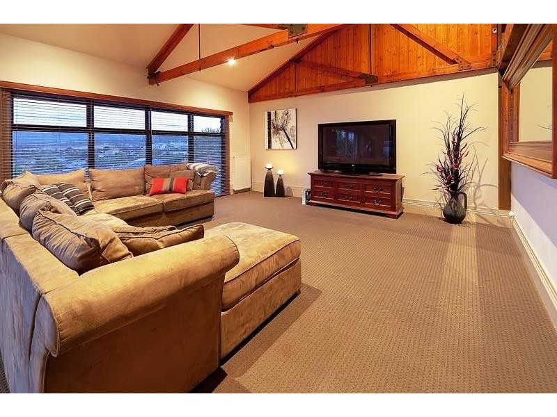 18 AVONDALE DRIVE, Wodonga VIC 3690