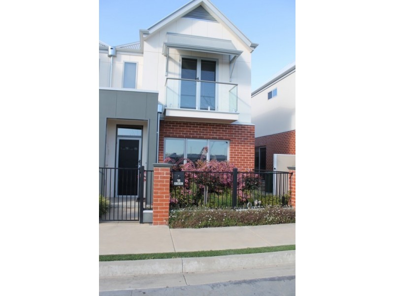 18 ELMWOOD CIRCUIT, Wodonga VIC 3690