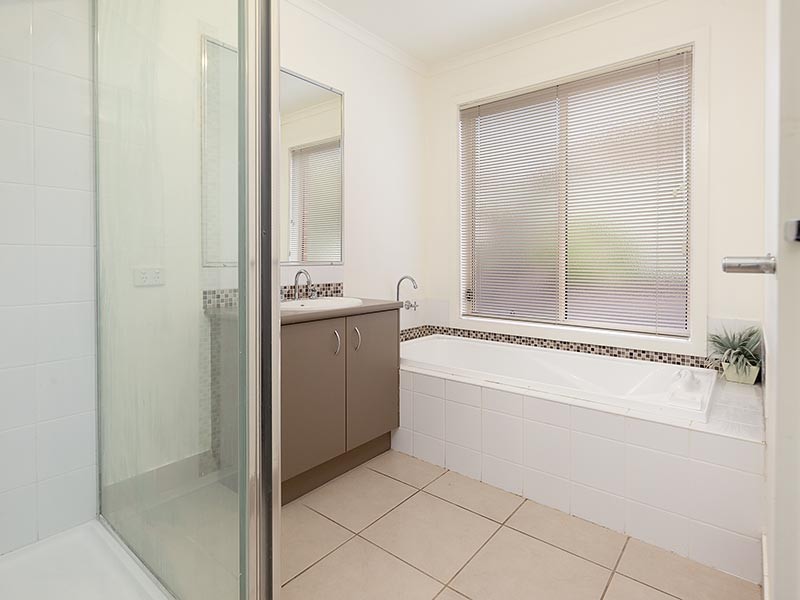 15 SCARBOROUGH DRIVE, Wodonga VIC 3690