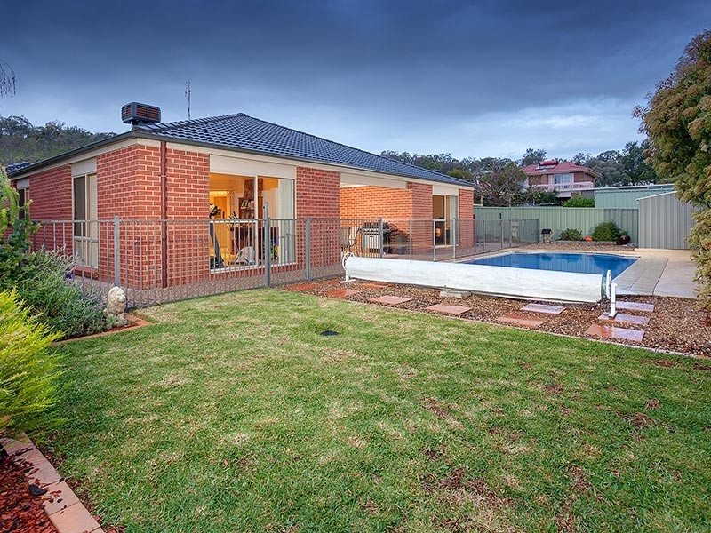 15 SCARBOROUGH DRIVE, Wodonga VIC 3690