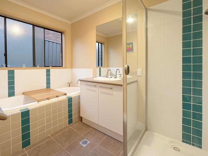 27 LIGHTWOOD DRIVE, Wodonga VIC 3690