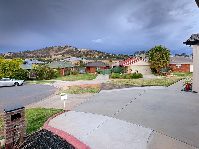 27 LIGHTWOOD DRIVE, Wodonga VIC 3690
