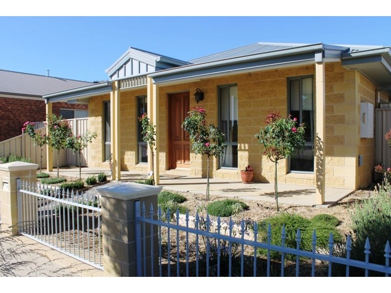 43 KELLIHER AVENUE, Wodonga VIC 3690