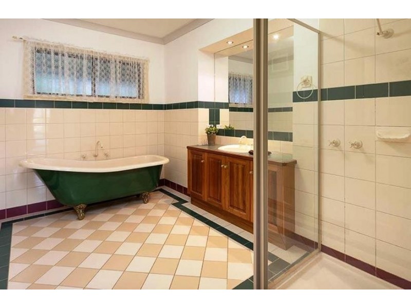 22 AVONDALE DRIVE, Wodonga VIC 3690