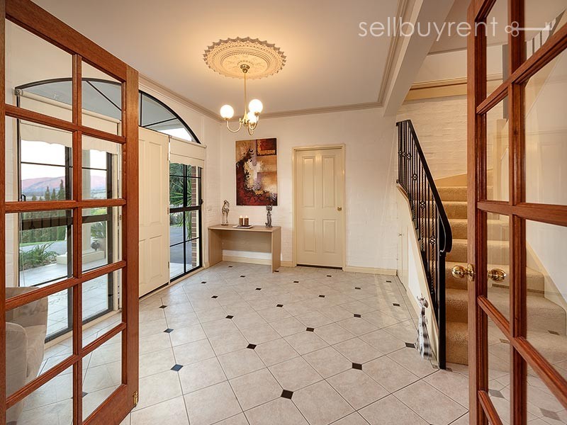22 AVONDALE DRIVE, Wodonga VIC 3690