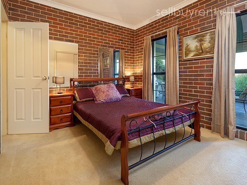 22 AVONDALE DRIVE, Wodonga VIC 3690