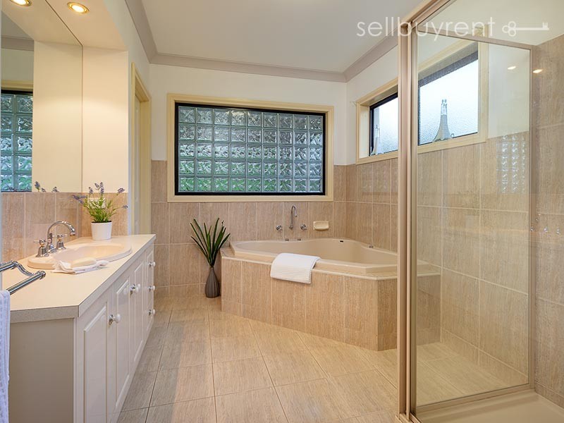 22 AVONDALE DRIVE, Wodonga VIC 3690