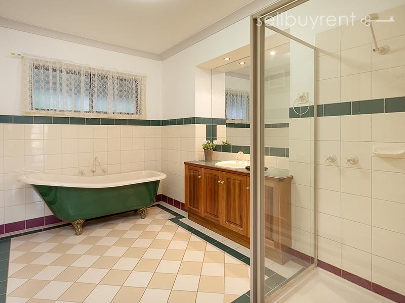 22 AVONDALE DRIVE, Wodonga VIC 3690