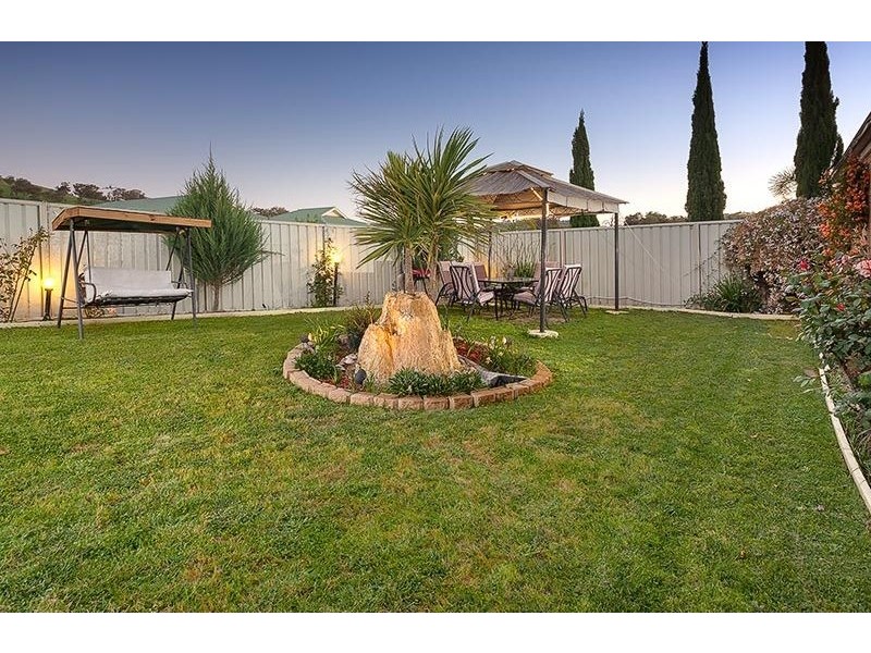 8 THORNEYCROFT AVENUE, Wodonga VIC 3690