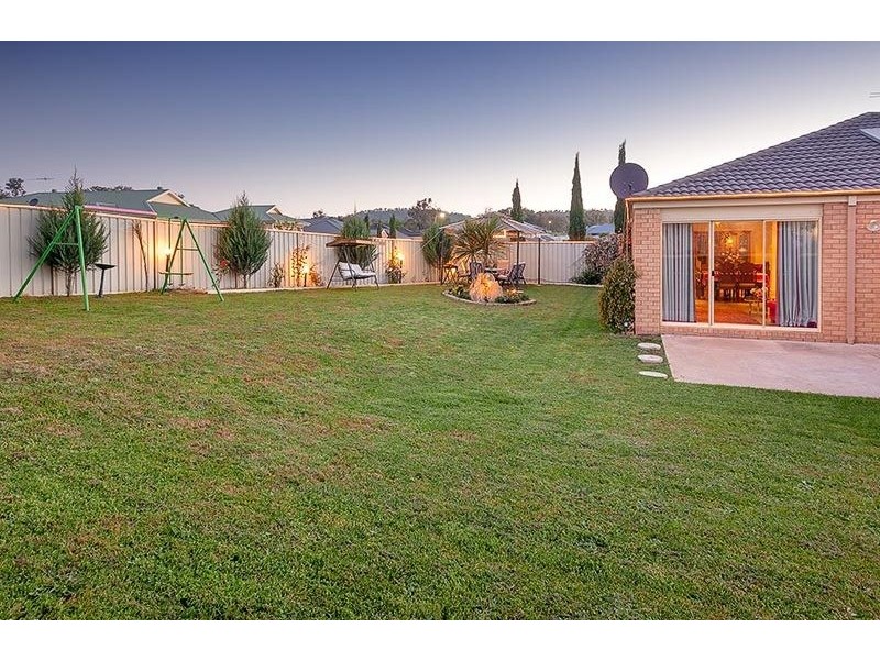8 THORNEYCROFT AVENUE, Wodonga VIC 3690