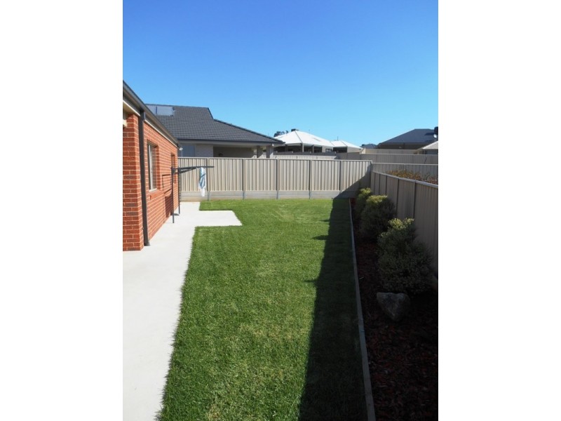 14 BURTON CRESCENT, Wodonga VIC 3690