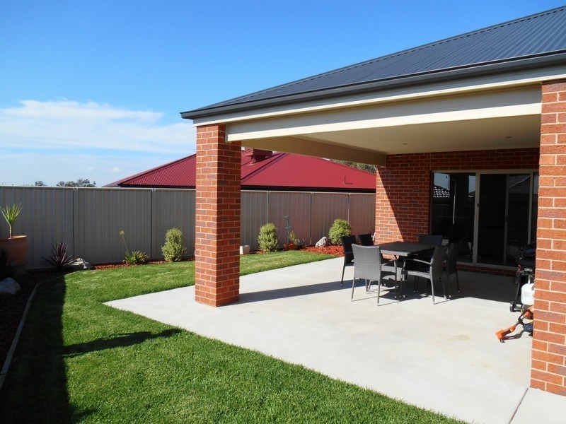 14 BURTON CRESCENT, Wodonga VIC 3690