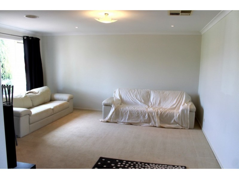 8 THORNEYCROFT AVENUE, Wodonga VIC 3690