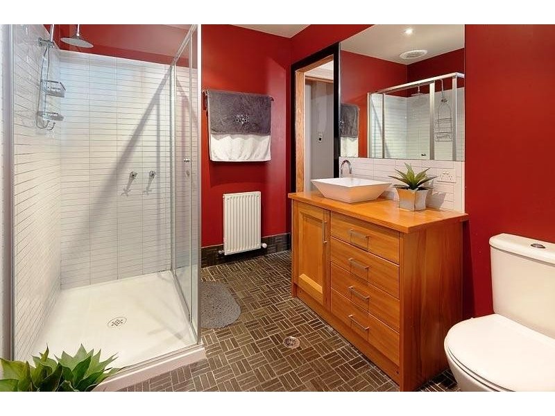 18 AVONDALE DRIVE, Wodonga VIC 3690
