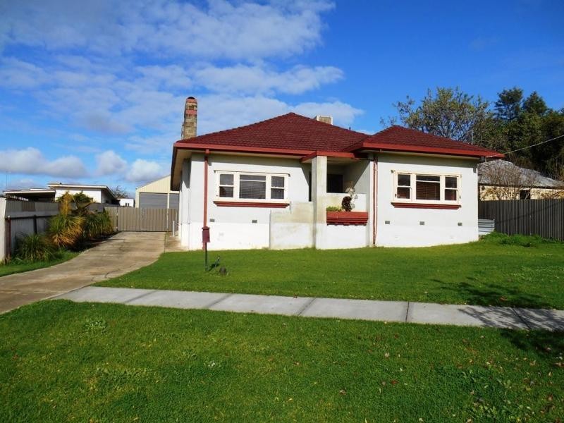 33 BATT AVENUE, Wodonga VIC 3690