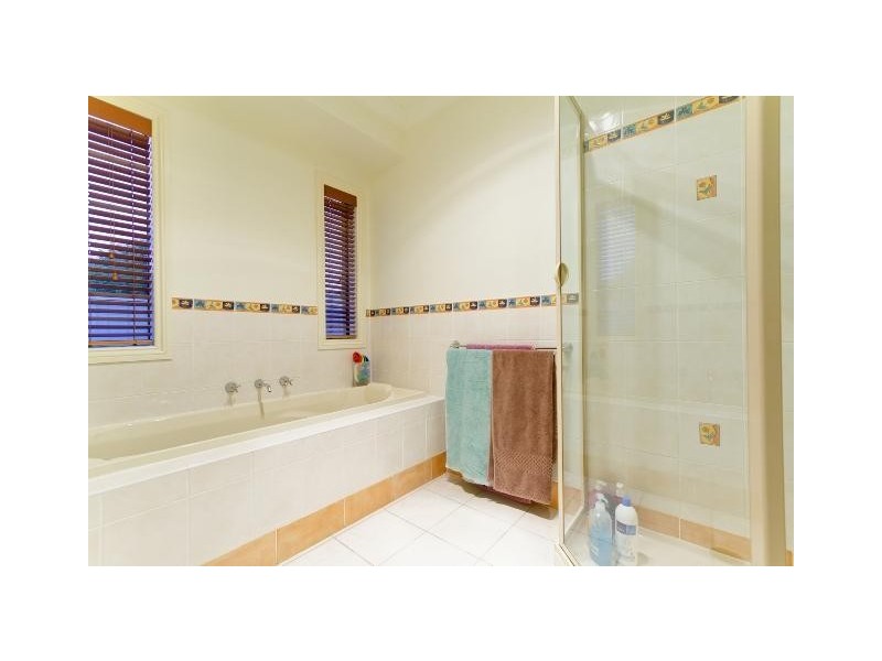 18 PARKFIELD DRIVE, Wodonga VIC 3690