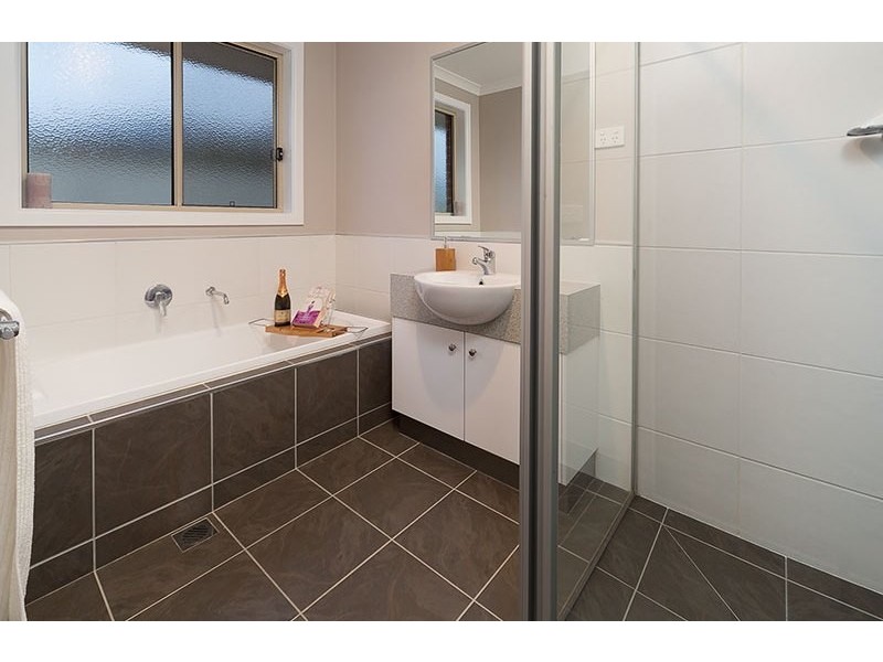 2 MACLEAY COURT, Wodonga VIC 3690