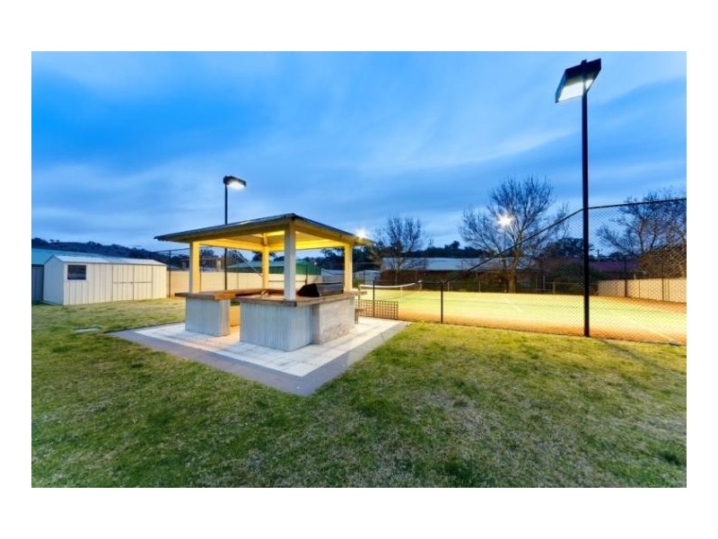 18 PARKFIELD DRIVE, Wodonga VIC 3690