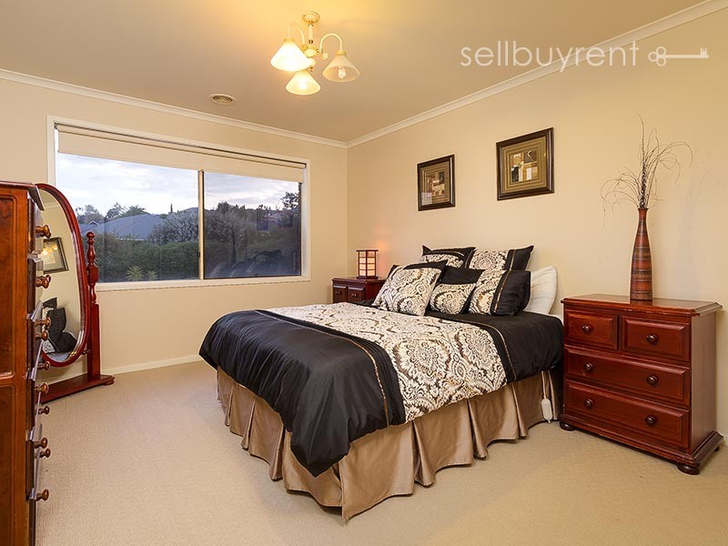 17 AVONDALE DRIVE, Wodonga VIC 3690