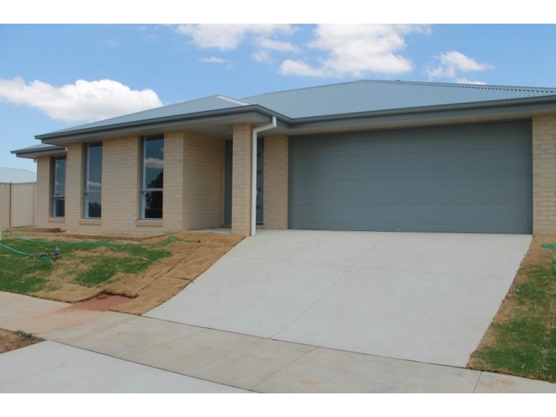 12 HOWSE CRESCENT, Wodonga VIC 3690