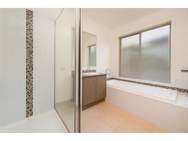 15 SCARBOROUGH DRIVE, Wodonga VIC 3690