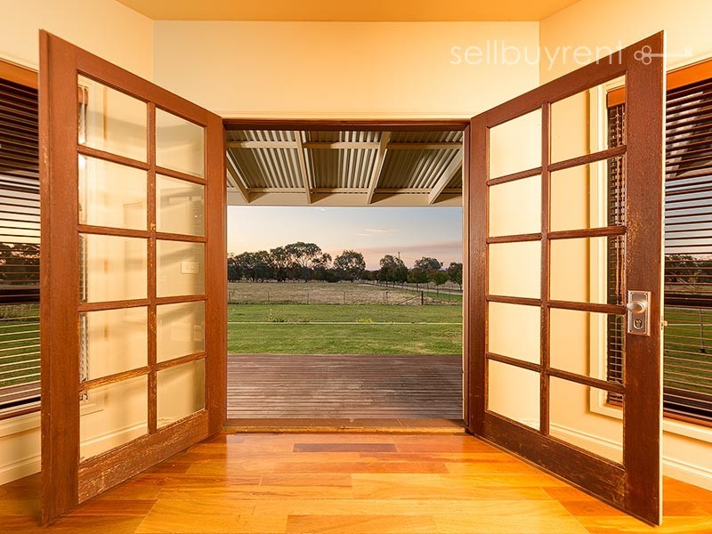 6 WOODSWALLOW LANE, Albury NSW 2640