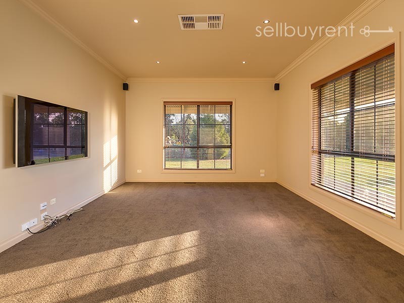6 WOODSWALLOW LANE, Albury NSW 2640