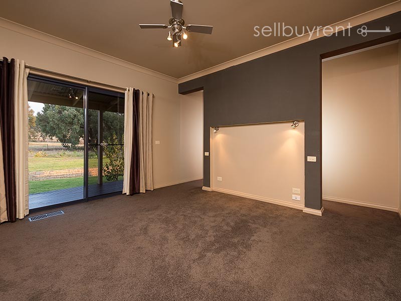 6 WOODSWALLOW LANE, Albury NSW 2640