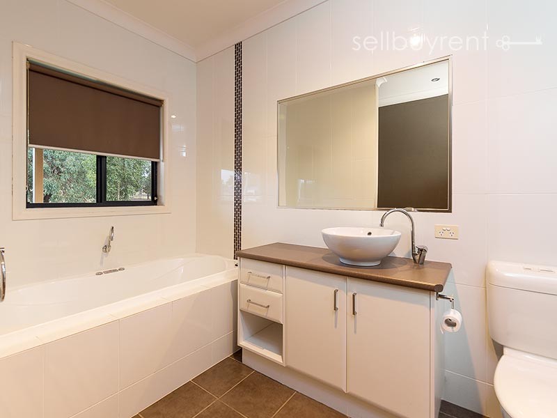 6 WOODSWALLOW LANE, Albury NSW 2640