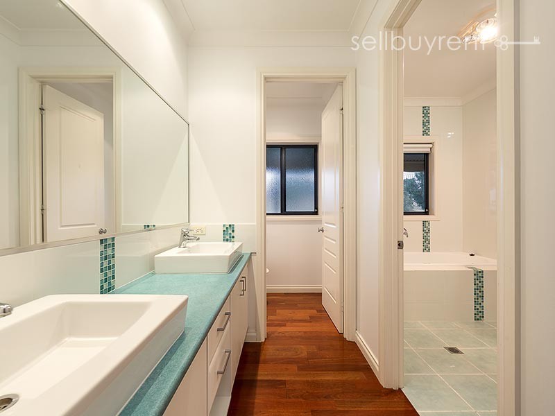 6 WOODSWALLOW LANE, Albury NSW 2640